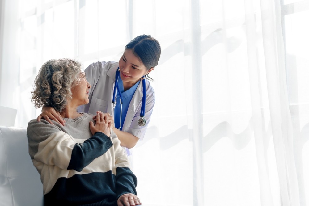 ผู้สูงอายุกำลังปรึกษา ได้การดูแลจากโปรแกรมตรวจสุขภาพเชิงป้องกัน